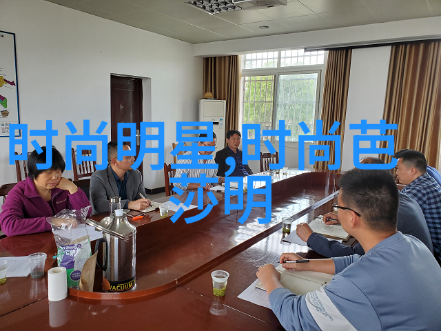 秋冬时尚色彩展开绽放的暖阳与深邃夜空