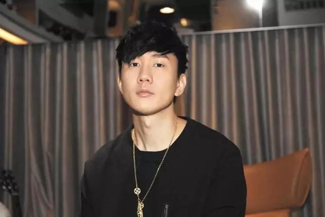 从微波到闪耀边框2023年短发男孩和女孩都爱这些什么样的造型