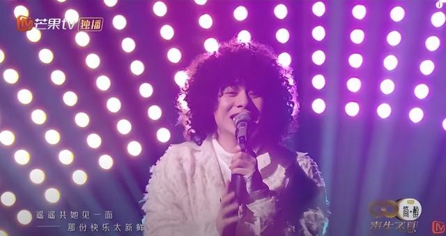 简易半扎半披发型搭配什么样的装扮效果最佳