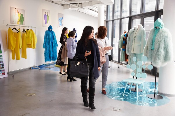 2019年流行衣服颜色中Coach的每一款式都像是一幅精美的画卷每一件衣物都是一个生动的故事而那些没