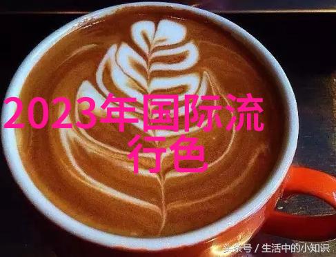 30岁阿姨身穿花上衣下搭黑长裤轻松穿出时尚潮流