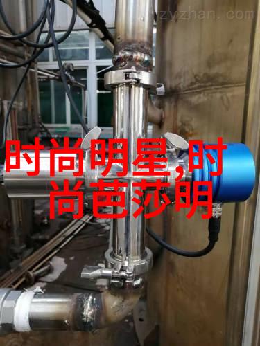 阳台玻璃上的自我展示表演者在阳台上精心打扮的镜头