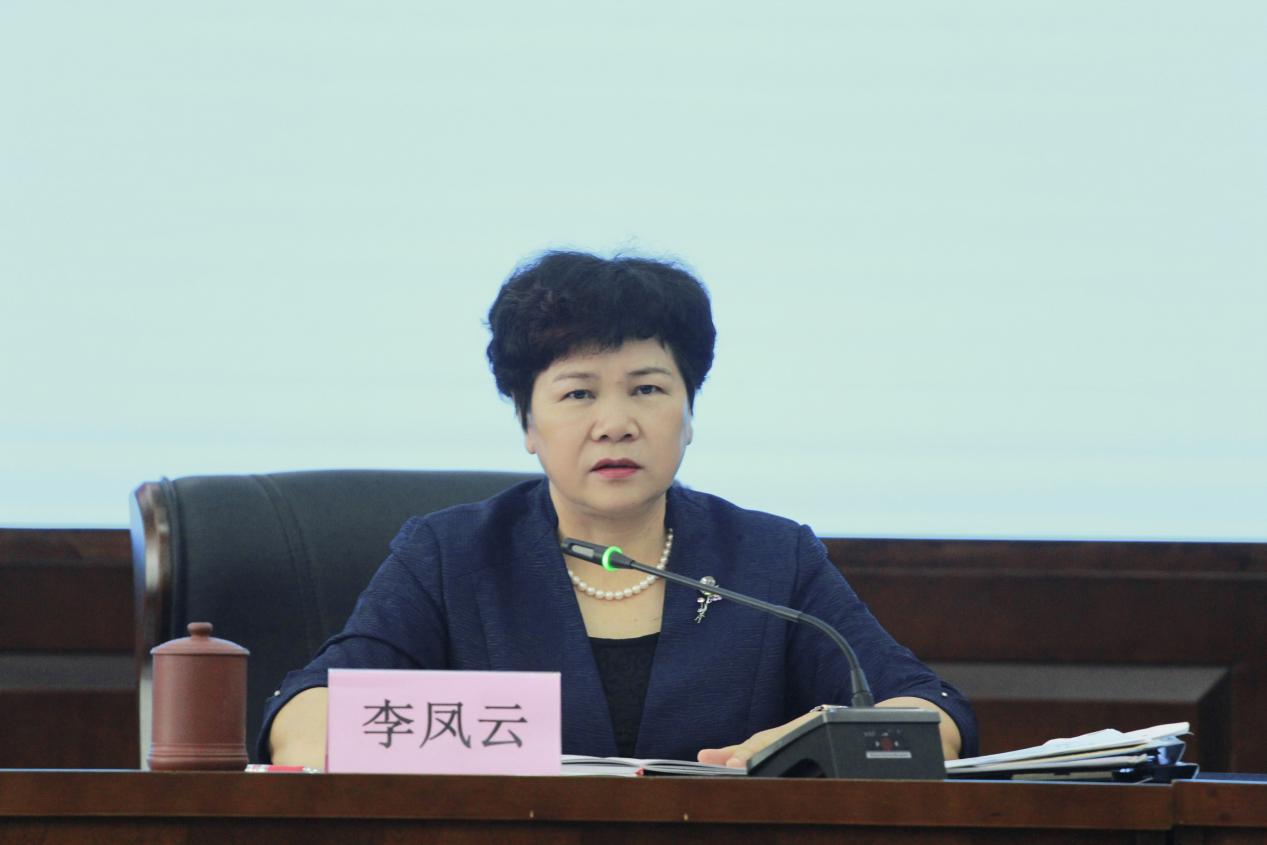 开启美发潮流圆脸大波浪卷发艺术展现完美风采