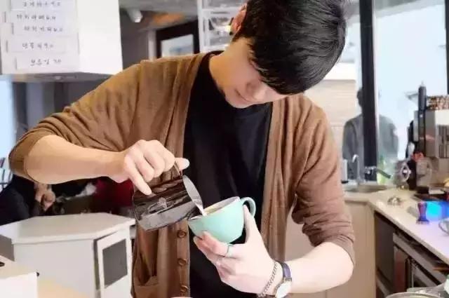 夏日时尚指南休闲裤搭配鞋型的艺术探索
