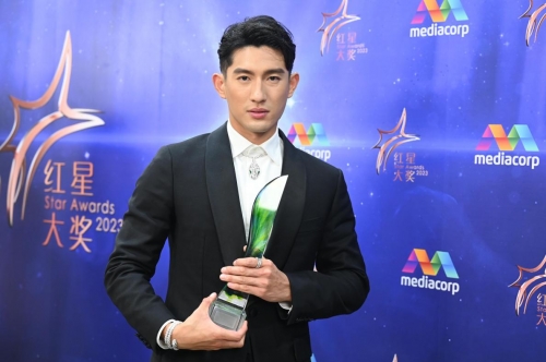 牛仔穿搭大师如何将牛仔裤与其他材料制成的衣服搭配出既时尚又舒适的风格