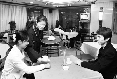 2022年流行发型女孩从梳子到剪刀变身为超级美人鱼