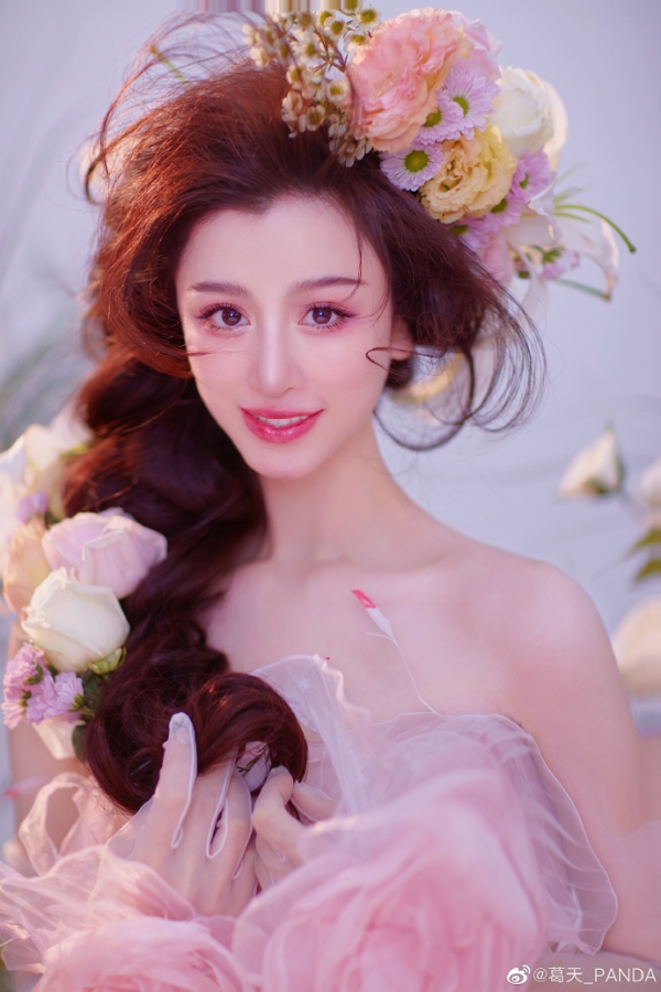 女士中长发发型图片时尚美丽女性的长发造型
