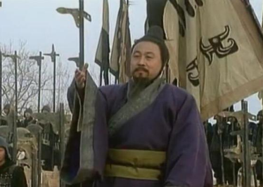 镜前剪发一场自我革命的故事
