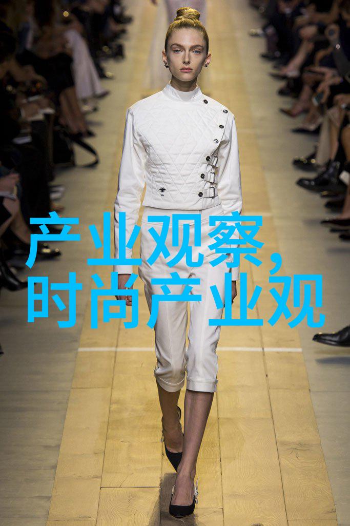 男神出装如何以经典黑色T恤演绎高级街头风