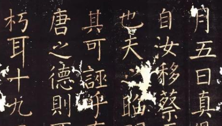 张歆艺登男人装封面我还记得那天看到的震惊她穿着紧身T恤和牛仔裤一副帅气男生的样子照片里她的眼神坚定而