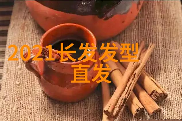 女士独自在林荫道口的宁静瞬间