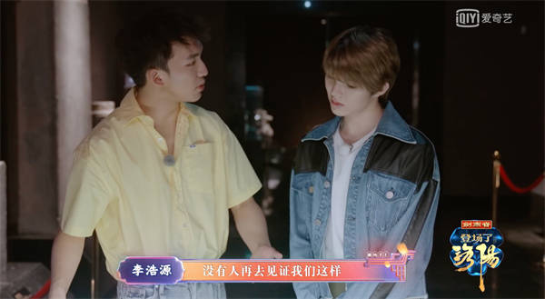 男生春季时尚搭配鲜明色彩的轻盈风格