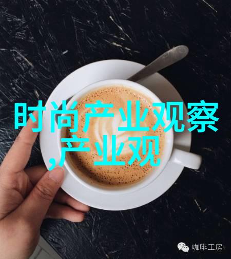 丽贝卡豪尔佩戴De Beers钻石珠宝亮相时尚芭莎明星慈善夜物品展览