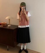黑色百褶裙配什么比较好看