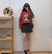 红色卫衣女怎么搭配衣服