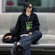 女孩子怎么穿卫衣看起来很酷？