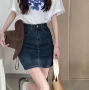 藏青色衣服怎么搭配好看