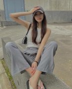 夏日怎样搭配阔腿裤可以休闲又减龄